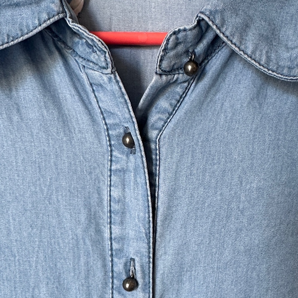 Chambray High-Low Button-Down Shirt with Ruffle Detail - Picture 4 of 7